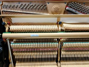 Piano Vertical KAWAI US63H Hecho en Japón, Color Negro, Sonido Potente, Sustain Prolongado, Mecanismo de Martillo Importado de Alta Resistencia - Product Image 3