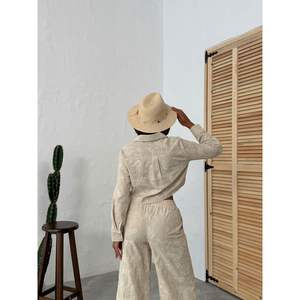 Blusa y Camisa Bordada para Mujer, Diseño Elegante y Personalizable para Mayor Comodidad y Estilo - Product Image 1