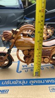 Tracteur à bascule en teck sculpté à thème animalier, style artisanat populaire, pour la décoration intérieure