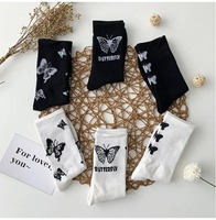 Vente en gros de chaussettes papillon fabriquées en usine tendance motif mignon noir et blanc avec les meilleurs prix chaussettes d'équipage articles cadeaux pour femmes