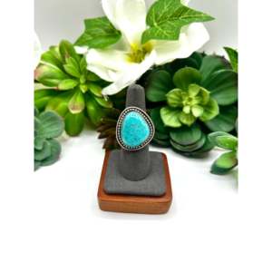 Anillo Navajo Hecho a Mano con Turquesa Kingman y Plata de Ley, Joyería Cultural Coleccionable, Talla 6.5 - Product Image 1