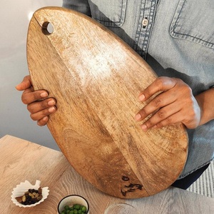 Tabla de cortar redonda con mango integrado, superficie gruesa y lisa, perfecta para cortar, servir queso y realzar la decoración de la cocina. - Product Image 6