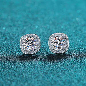 Pendientes de Plata de Ley con Moissanita Certificada GRA D VVS1, Diseño Solitario Halo Cuadrado Starlight Bliss, 2 Ct / Par - Product Image 4