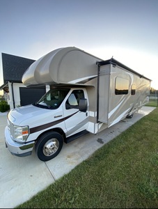 Descubra la máxima libertad en carretera con una autocaravana de lujo diseñada para un espacio de descanso confortable, almacenamiento inteligente y conducción suave. - Product Image 3