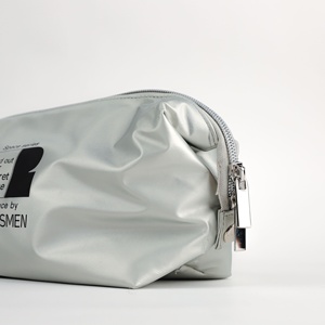 Sac cosmétique à fermeture éclair en nylon argenté de qualité supérieure avec stockage de voyage à la mode avec logo personnalisé pour un usage quotidien - Product Image 3