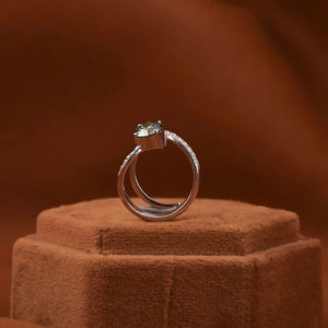 แหวนหมั้นแบบบายพาสสีทอง18KT พร้อมด้วยเพชรโมอิสขนาดเล็กตัดกลมสีเขียวรับประกันโดย IGI - Product Image 3