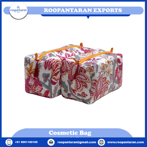 Ensemble de deux sacs de toilette, porte-monnaie et trousse à cosmétiques, style indien, imprimé à la main, tendance, matelassés, en vente - Product Image 2
