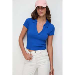 Camiseta de Cuello Alto Hecha de Tela de Pana - Product Image 1