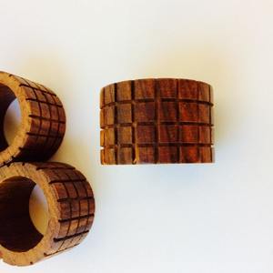 Wholesale Carved Brown Acacia Wood Napkin Rings Eco-Friendly Natural Wood Serviette Holders Table Decoration for Party - Product Image 5