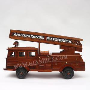 Gia Nhien Fabricant Approuvé Conception Personnalisée Camion de Pompiers Bas en Bois _ MODÈLE ARTISANAT EN BOIS DE HAUTE QUALITÉ - Product Image 1