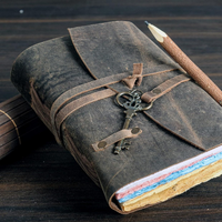 Carnet en cuir marron vintage fait main, couverture souple à bords festonnés multicolores, reliure thermique, boucle pour stylo en bois, fermeture avec sangle pour clés