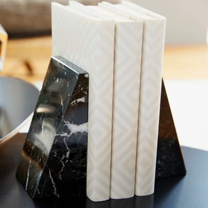 Ensemble de serre-livres pyramidaux en aluminium noir, forme géométrique moderne en forme de coin, décoration de luxe pour étagère, lourd, artisanat métallique contemporain - Product Image 4