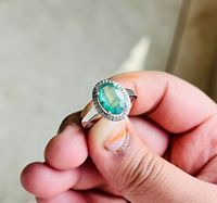 Bague cocktail minimaliste en argent sterling 925 plaqué rhodium avec émeraude naturelle et diamant taille brillant rond serti à griffes