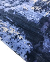 Tapis persan noué à la main en laine/soie de bambou, motif abstrait au design moderne épuré, ton bleu enchanteur, nouvelle arrivée 2023