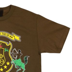 Camiseta con gráfico de fraternidad Iota Phi Theta, marrón con letras de escudo impresas en oro, Camiseta clásica de algodón con cuello redondo, ropa universitaria - Product Image 2