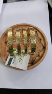 Brazalete recortado de latón Fabricación de calidad superior Diseño en relieve Tamaño libre Sin plomo Joyería de moda de latón Pulsera de tono dorado - Product Image 2