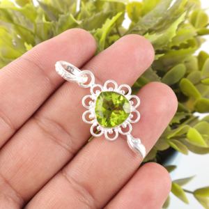 Collier pendentif en argent sterling 925 avec pierre précieuse verte naturelle péridot en forme de cœur vibrant, cadeau d'anniversaire spécial - Product Image 2