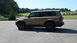 Toyota Land Cruiser First Edition 2024 d'occasion en excellent état – Prêt à être expédié - Product Image 3