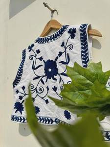 Chaleco de terciopelo Suzani bohemio bordado a mano, regalo de Navidad para ella, atuendo de Acción de Gracias, chaqueta étnica sin mangas, capa llamativa. - Product Image 4