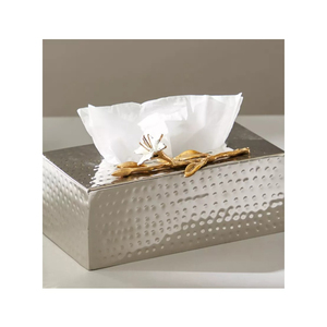 Boîte à mouchoirs de table de conception classique accessoires de serviette de table boîte à mouchoirs en métal martelé de la plus haute qualité avec accent floral - Product Image 2
