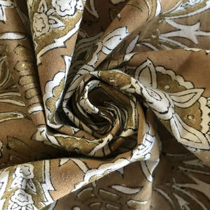 Tela de Algodón Estampada a Mano con Base Marrón y Motivo Floral Paisley Blanco y Oliva - Product Image 1