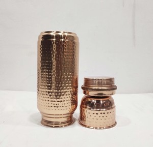 Bouteille d'eau en cuivre pur de qualité supérieure pour des bienfaits ayurvédiques pour la santé et une hydratation quotidienne dans un design martelé élégant - Product Image 3