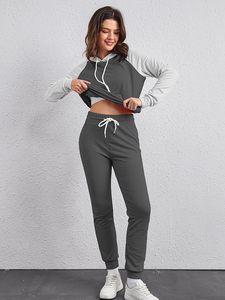 Vêtements de sport à capuche de couleur personnalisée pour femmes Survêtements d'entraînement de sports d'hiver imprimés et stylés Vêtements durables adaptés au fitness - Product Image 4