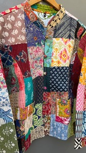 Veste courte matelassée en coton imprimé à la main multicolore pour femmes, veste patchwork faite à la main, manteau d'hiver de style bohème - Product Image 2