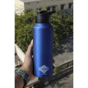 Botella Plana de Acero Inoxidable Azul Mate de Diseño Moderno de 750 ml con Tapa para Beber, Botella de Vacío para Viaje con Capacidades de 800 ml, 900 ml y 1500 ml - Product Image 1