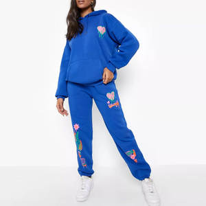 Ensemble de survêtement pour femmes à capuche d'hiver en gros, couleur personnalisée, imprimé graphique, 100% coton, écologique, respirant - Product Image 1