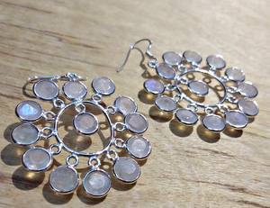 Pendientes colgantes con diseño de flores chapados en oro para mujer, joyería elegante de latón, piedra lunar blanca Natural, piedras preciosas para - Product Image 1