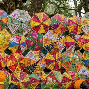 ร่มสำหรับงานแต่งงานที่มีสไตล์พร้อมดอกไม้ร่มดีไซน์ต่างๆสำหรับงานแต่งงานร่มตกแต่งงานแต่งงานอินเดีย - Product Image 1