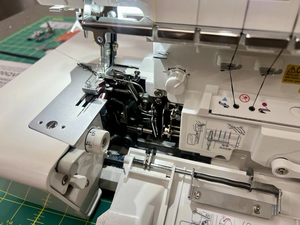 Machine à coudre Juki MO-3000QVP Sergéuse avec enfileur facile et écran LCD portable - Product Image 2