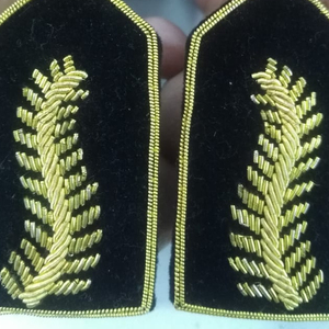 Fábrica al por mayor de alta calidad de oro requisito personalizado esmalte negro y amarillo claro insignias - Product Image 1