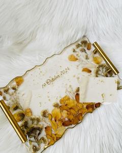 Plateau design en résine avec poignée en métal pour décoration de table de salon, de cuisine et de salle à manger. - Product Image 1