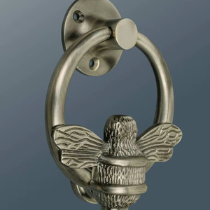 Poignée de porte en fer lourd conçue pour les entrées de luxe avec des sculptures complexes et une esthétique globale haut de gamme - Product Image 1