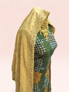 Conjunto de Vestido Swiss Dirac Verde Oliva con Estampado de Rosas y Mostaza, Chal Crema y Garbasaar Bordado en Dorado - Product Image 2