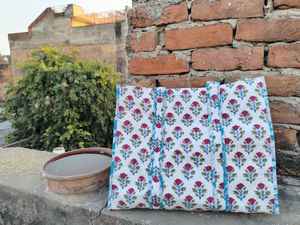 Sac fourre-tout matelassé en coton 100% imprimé à la main en Inde, écologique et durable pour les courses quotidiennes, la plage et les voyages - Product Image 2