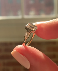 Anillo de diamante cultivado en laboratorio de corte esmeralda Anillo de compromiso de tres piedras 2,20 CTW Conjunto de bisel de corte esmeralda Anillo de bodas Oro amarillo de 14K VS1 - Product Image 2