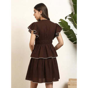 Vestido de Mujer Marrón de Rayón con Cuello en V, Volantes y Capas - Product Image 4