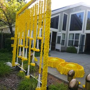 Guirlandes de fleurs artificielles en marigold moelleuses faites à la main en Inde pour les décorations de mariage, de pendaison de crémaillère, de Diwali, les événements festifs - Product Image 3