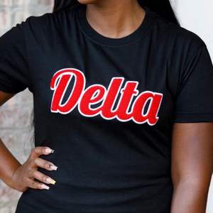 T-shirt brodé en chenille Delta noir Vêtements de sororité en coton de qualité supérieure DST Vêtements grecs T-shirt décontracté à lettre rouge - Product Image 6
