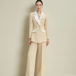 Elegante Conjunto de Blazer y Pantalones de Esmoquin Color Nude y Blanco para Mujer, Algodón Premium, Poliéster, Elastano, OEM, ODM, Hecho en Vietnam - Product Image 1