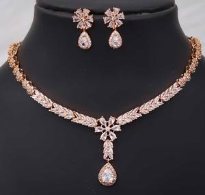 Ensemble collier et boucles d'oreilles tendance et élégant plaqué or, alliage de haute qualité, pierres en zircone cubique pour les mariages, les cadeaux et les fêtes - Product Image 1