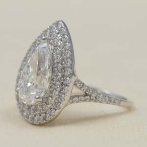 แหวนหมั้นเพชรแล็บไดมอนด์ทรงลูกแพร์ ดีไซน์สวยงาม ประดับเพชรสองชั้น - Product Image 1