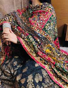 Nuevo Lanzamiento, Dupatta de Seda Hecha a Mano por Diseñadores, Borde de Encaje Dorado, Patrón Floral, Trabajo de Espejo, Estilo Étnico Multicolor, Chal de Chinon - Product Image 4