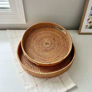 Plateau de service en rotin avec poignées découpées Plateau en osier naturel pour le petit déjeuner et la décoration disponible en vrac d'Inde - Product Image 2