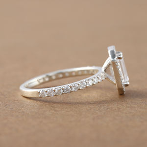 2,5 TCW Emerald Cut Lab Grown Diamond Halo & Pave Setting Anillo de compromiso de platino Anillo de regalo para mujeres - Product Image 3