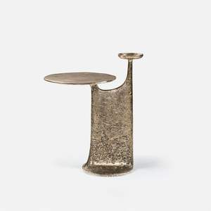 Table minimaliste en laiton conçue pour les appartements modernes, offrant des lignes élégantes et nettes qui rehaussent le design intérieur sophistiqué. - Product Image 2