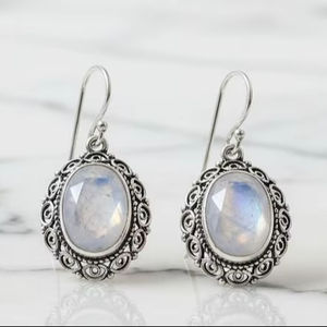 ต่างหูห้อยรูปไข่ประดับมูนสโตนสีรุ้ง เงินสเตอร์ลิง ลายฉลุแบบโบโฮ ของขวัญเครื่องประดับประจำเดือนมิถุนายน - Product Image 1